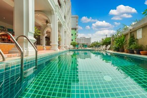 Una piscina al aire libre