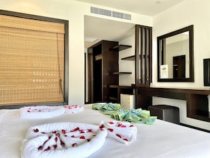 Chambre Deluxe double | Literie de qualité, coffre-fort, décor unique, ameublement unique