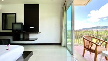 Kamar Double Superior | Seprai premium, minibar, brankas, dan didekorasi berbeda-beda
