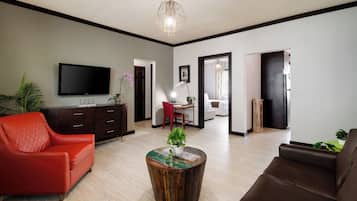 Courtyard View One Bedroom Double Queen Suite | Premium bedding, pillow-top beds, in-room safe, desk