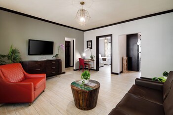 Courtyard View One Bedroom Double Queen Suite | Premium bedding, pillowtop beds, in-room safe, desk at Tradewinds Apartment Hotel