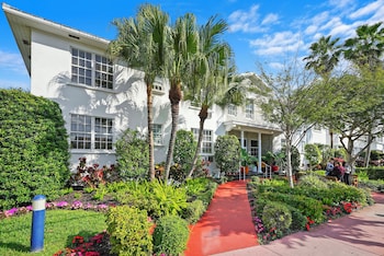 Courtyard at Tradewinds Apartment Hotel