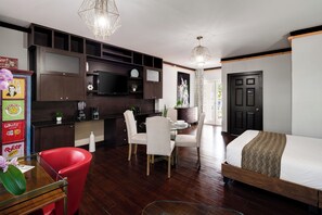 Accessible Studio Queen | Premium bedding, pillowtop beds, in-room safe, desk