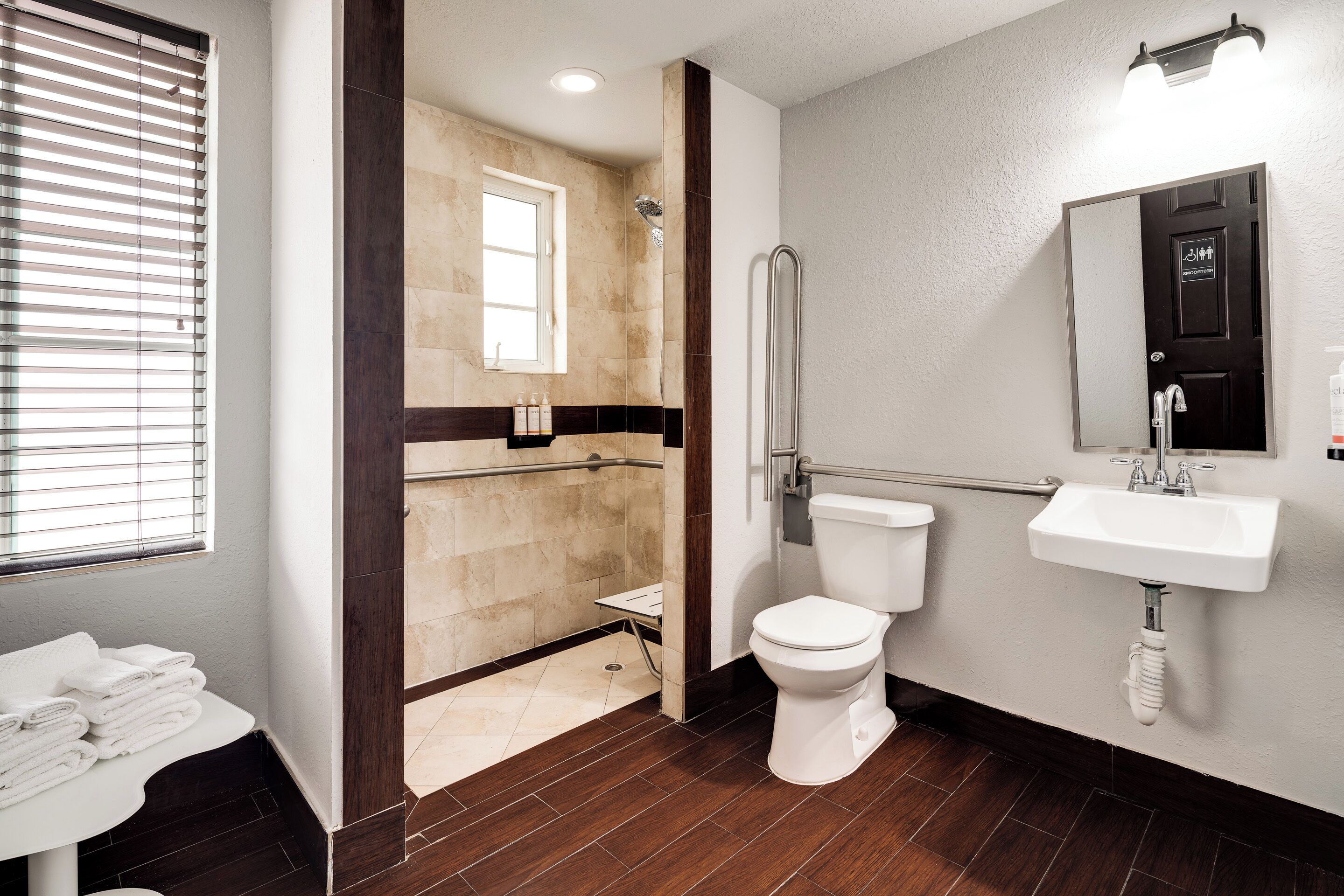 Une salle de bain moderne équipée d’une douche, de toilettes et d’un lavabo.