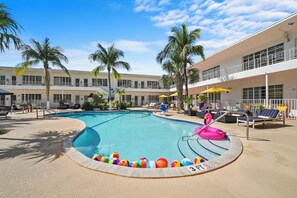Outdoor pool, free cabanas, pool umbrellas - Tradewinds Apartment Hotel (Miami Beach)