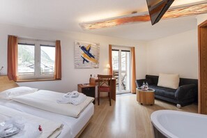 Hypo-allergenic bedding available, minibar (free items), in-room safe - Sunstar Hotel Zermatt (Zermatt)