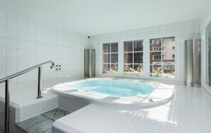 Indoor spa tub