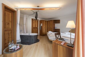 Ropa de cama hipoalergénica y minibar con artículos gratuitos