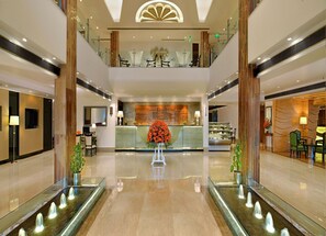Lobby - Taurus Sarovar Portico (New Delhi)