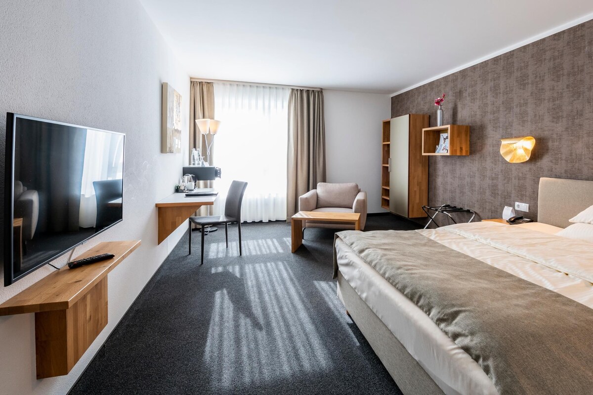 Standard Room, 1 Queen Bed | In-room safe, desk, laptop workspace, blackout drapes