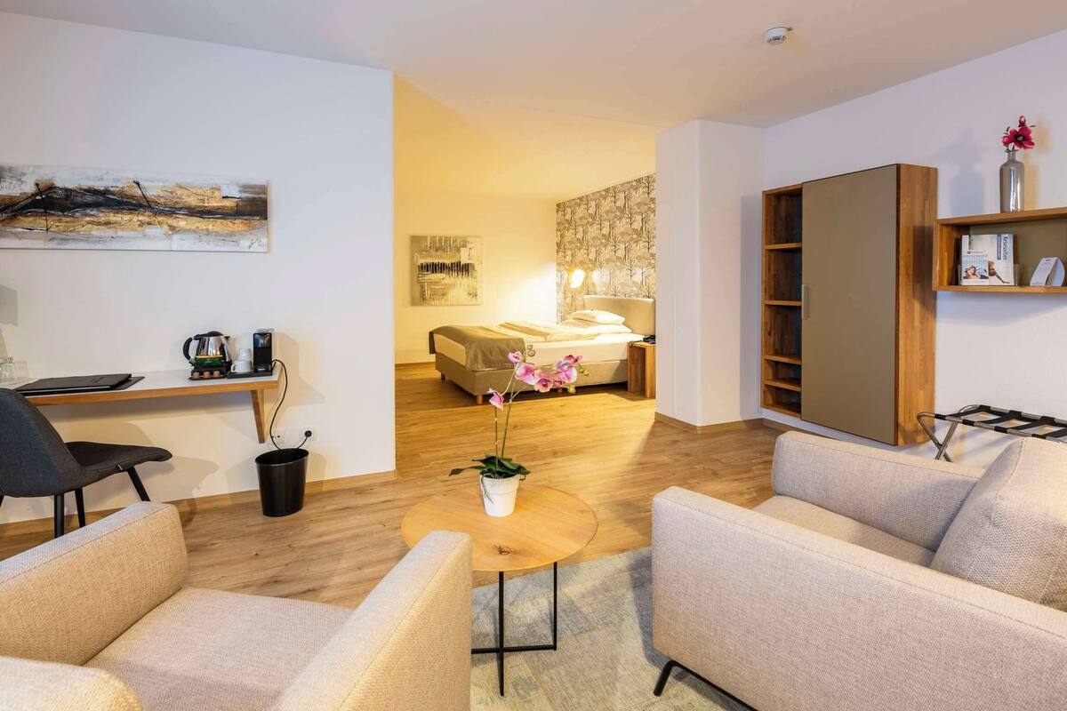 suite, 1 queen bed | in-room safe, individually decorated, desk, laptop workspace