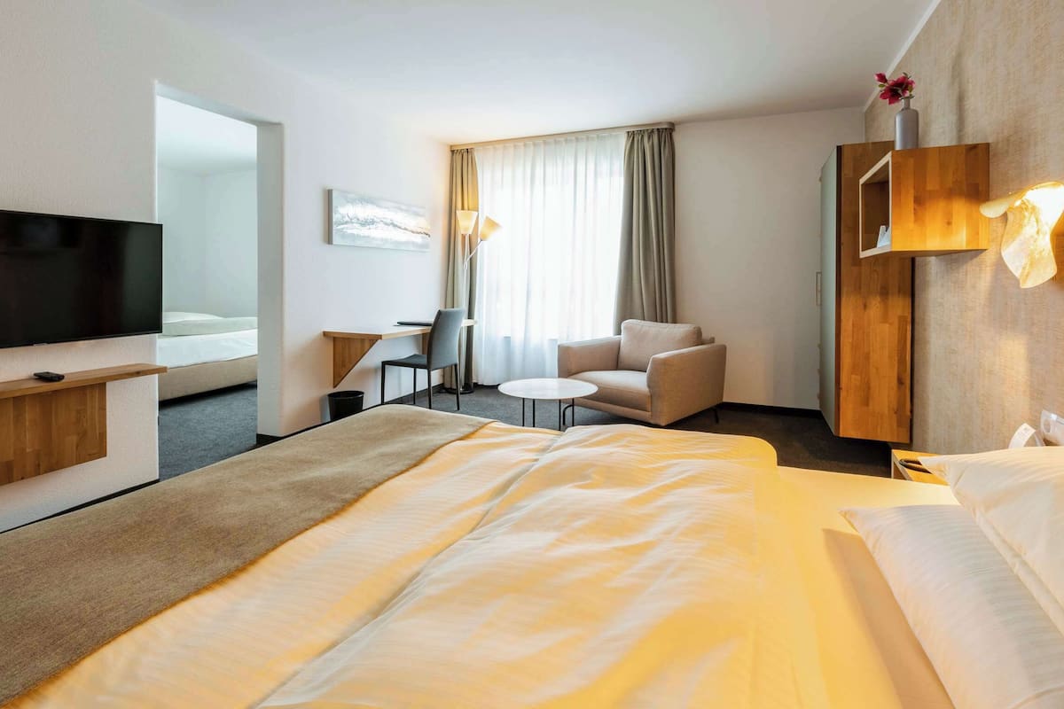 Premium Suite, 2 Katil Ratu (Queen) | Peti besi dalam bilik, dihias secara berasingan, meja
