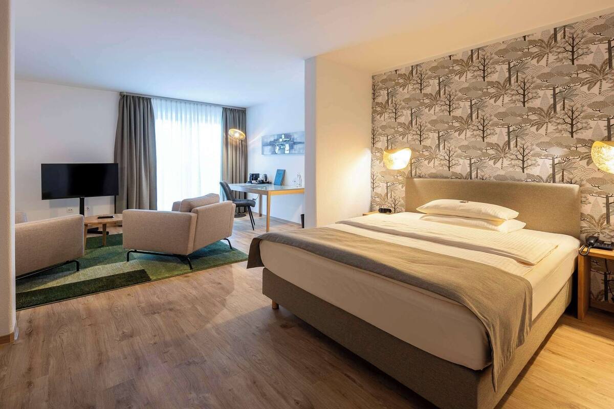 comfort room, 1 queen bed | in-room safe, individually decorated, desk, laptop workspace