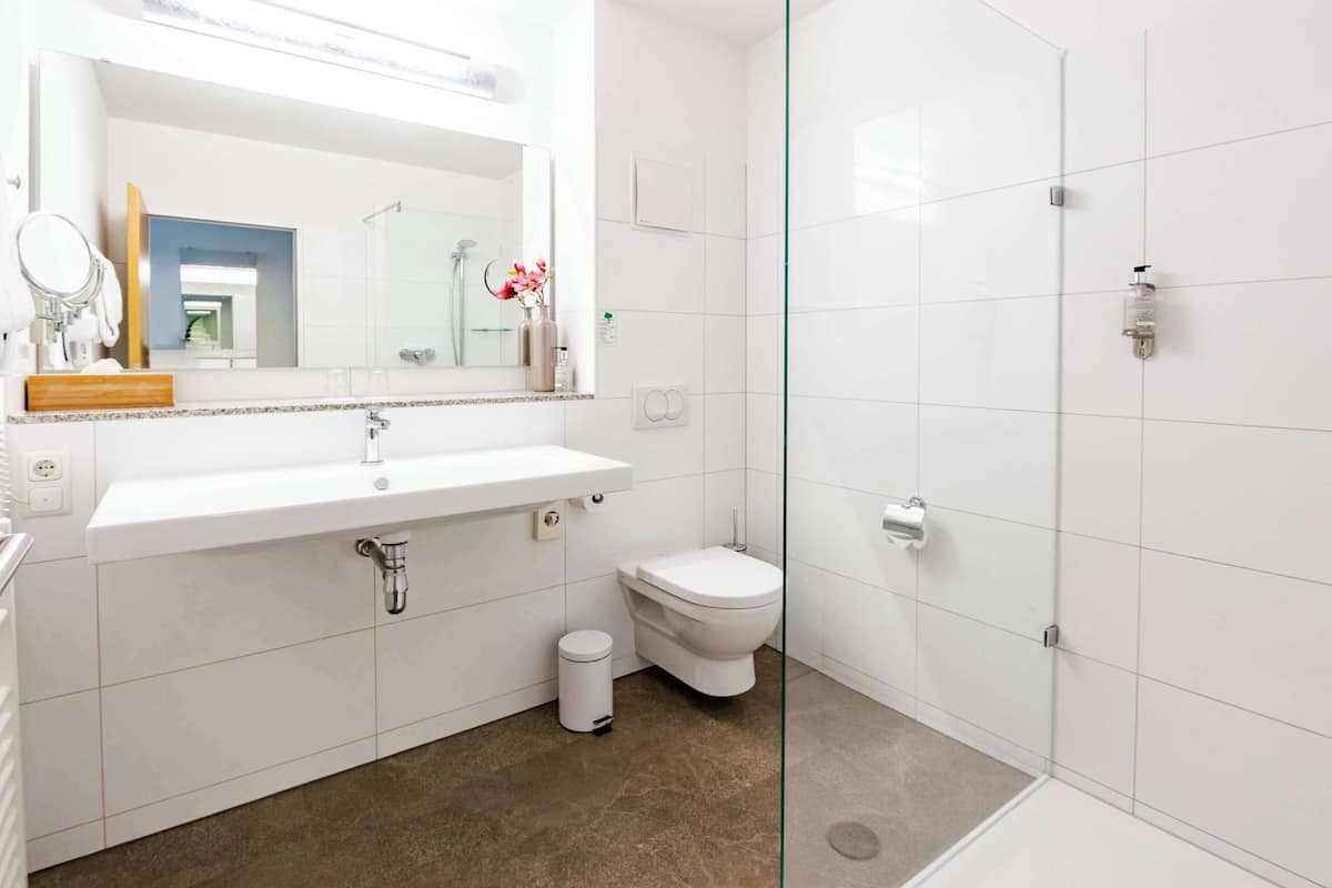 rainfall showerhead, free toiletries, hair dryer, towels