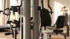A gym with various exercise machines, including a leg press and a chest press. - Best Western Plus iO Hotel (Schwalbach am Taunus)