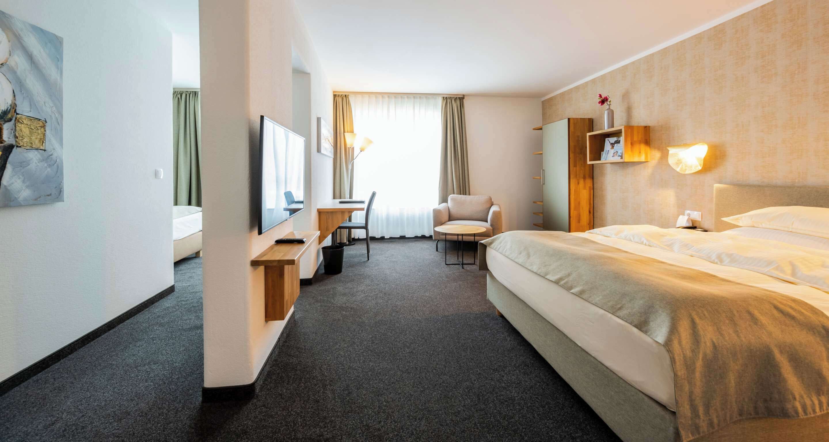 Chambre Confort, 2 grands lits | Coffres-forts dans les chambres, décoration personnalisée, bureau