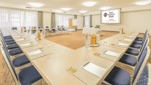 A conference room with a long table, chairs, and a whiteboard. - Best Western Plus iO Hotel (Schwalbach am Taunus)