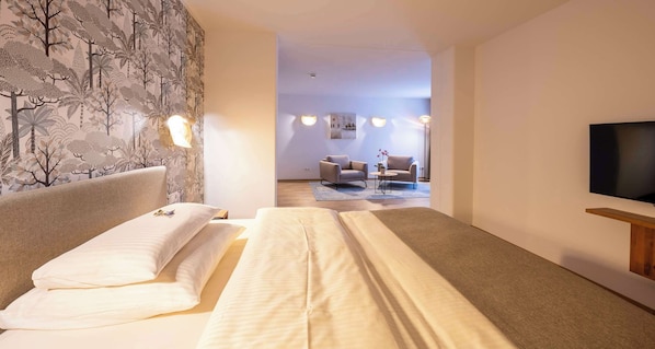 Comfort-huone, 1 keskisuuri parisänky | Tallelokero huoneessa, yksilöllisesti sisustettu, työpöytä