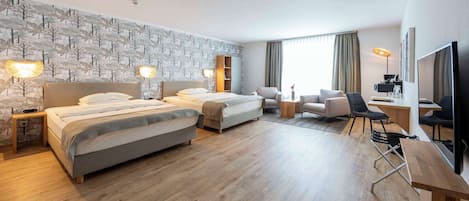 Comfort Room, 2 Katil Ratu (Queen) | Peti besi dalam bilik, dihias secara berasingan, meja