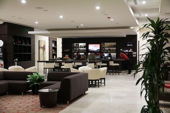 Serves lunch, dinner, and happy hour at Embassy Suites Ontario Airport