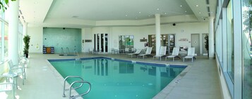 Una piscina cubierta