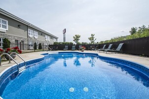 季节性开放的室外游泳池