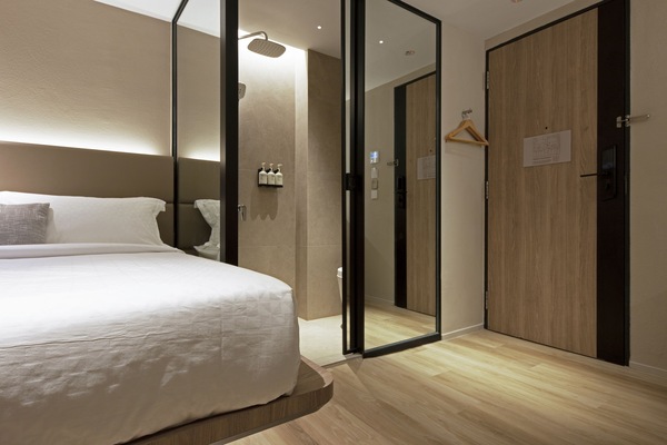 Executive Room, 1 Queen Bed | Premium bedding, minibar, in-room safe, blackout drapes