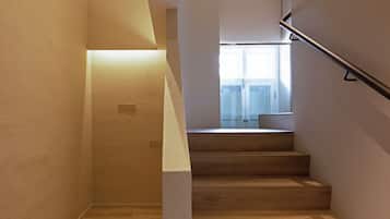 Signature Room | Peralatan tempat tidur premium, bar mini, peti besi dalam bilik