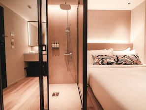 Quarto executivo, 1 cama Queen | Roupas de cama premium, frigobar, cofres nos quartos, cortinas blackout
