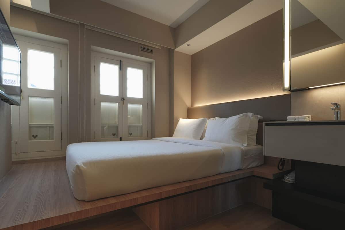 Habitación Deluxe, 1 cama de matrimonio | Ropa de cama de alta calidad, minibar, caja fuerte y cortinas opacas