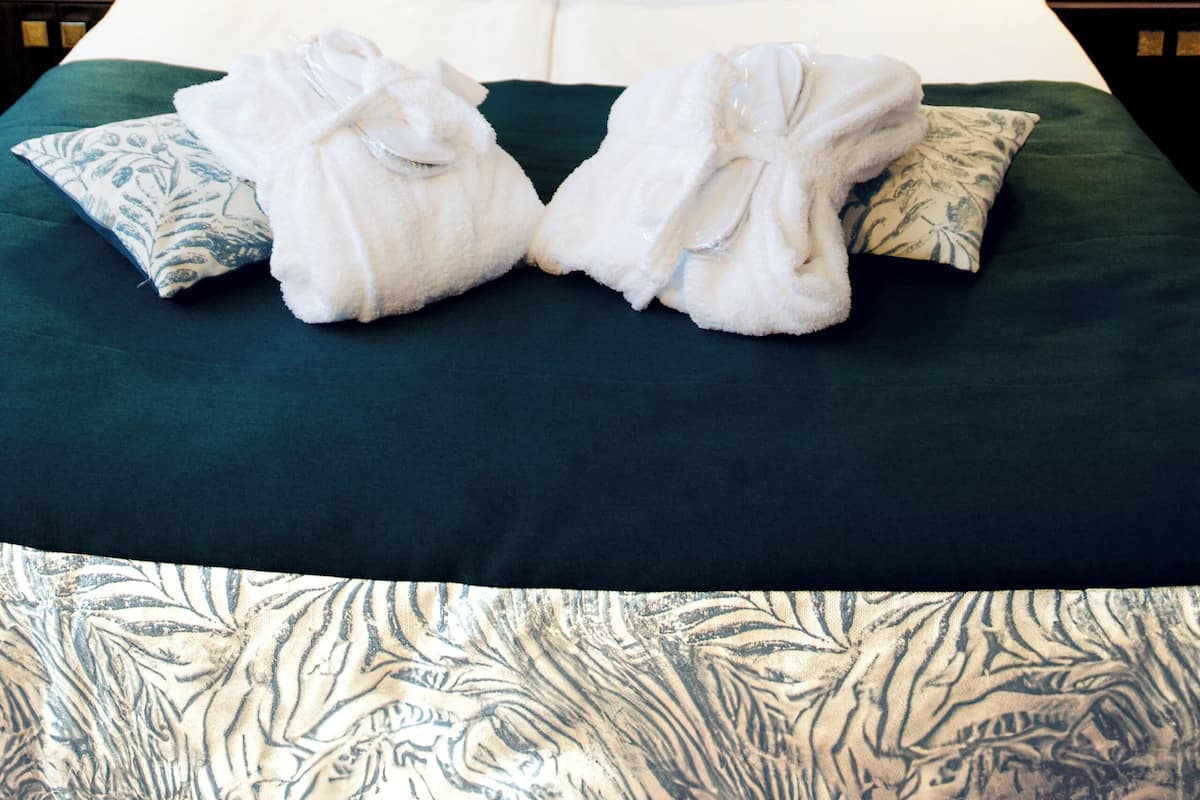 Apartment (2 people) | Hypo-allergenic bedding available, minibar, in-room safe, desk