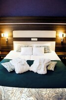 Hypo-allergenic bedding, minibar, in-room safe, desk