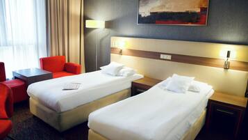 Business-værelse med dobbeltseng eller 2 enkeltsenge | 1 soveværelse, allergivenligt sengetøj, minibar, pengeskab på værelset