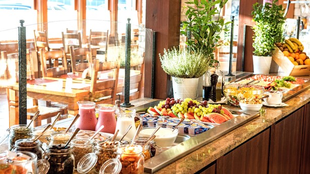 Un bufé con diferentes alimentos y bebidas.