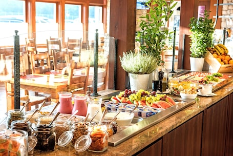 Daily buffet breakfast (PLN 70 per person)
