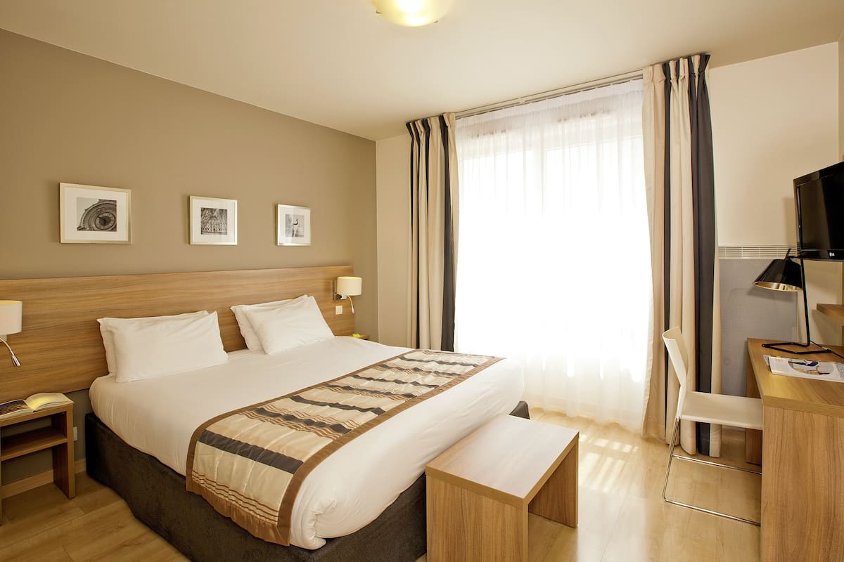 Desk, soundproofing, free WiFi, bed sheets