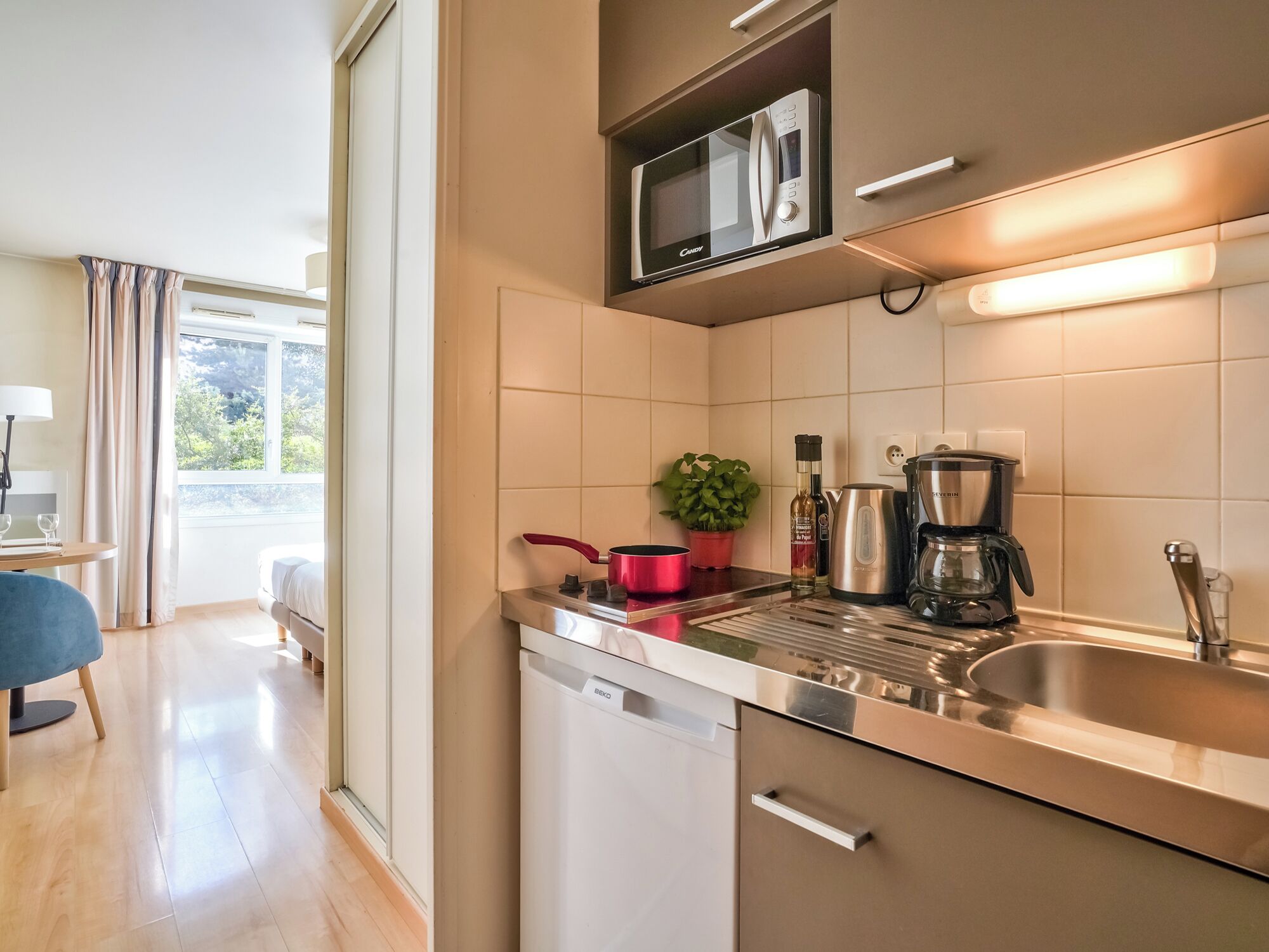 電冰箱、微波爐、爐台、電熱水壺