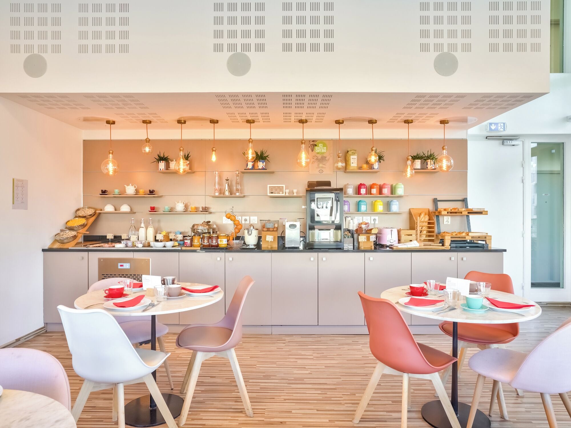 Tägliches Frühstücksbuffet (17 EUR pro Person)