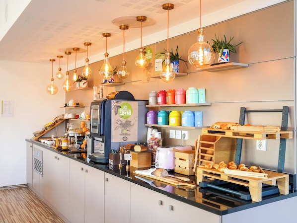 Desayuno buffet diario (EUR 17 por persona)