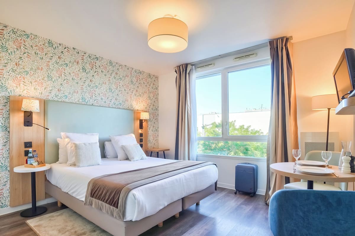 Escritorio, sistema de insonorización, wifi gratis y ropa de cama