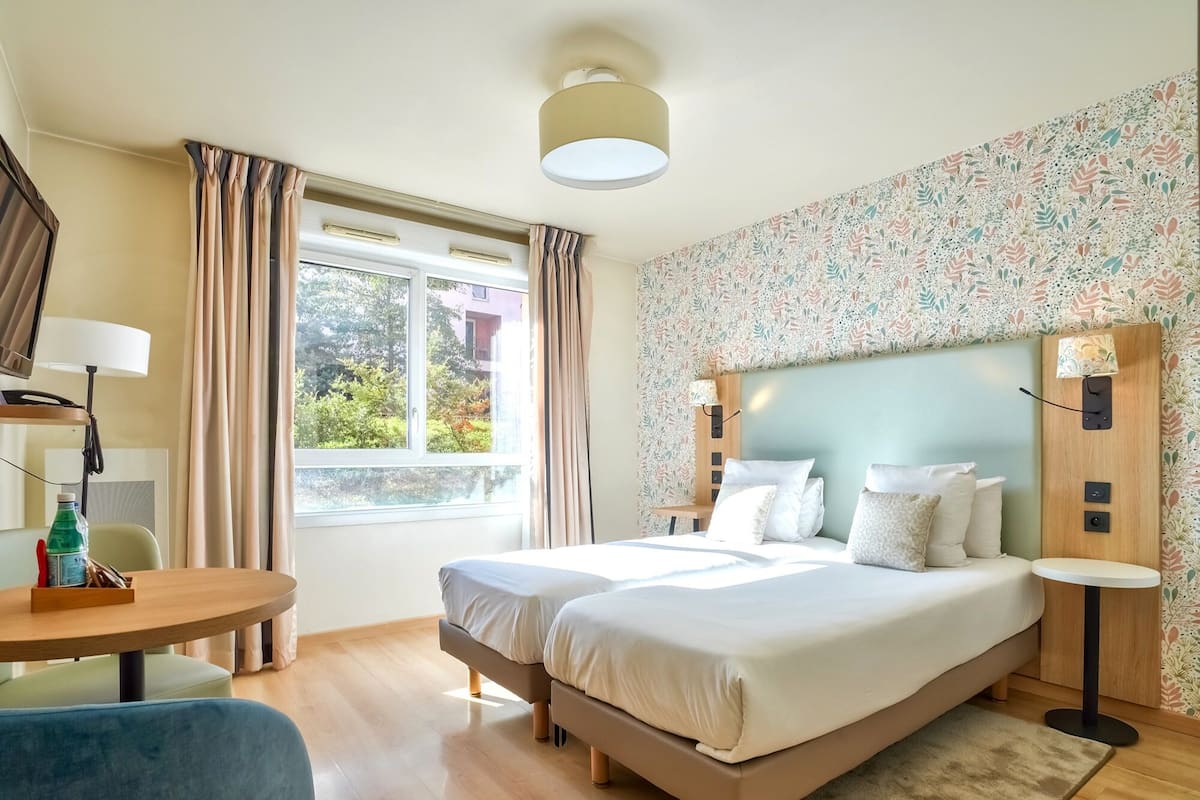 Escritorio, sistema de insonorización, wifi gratis y ropa de cama