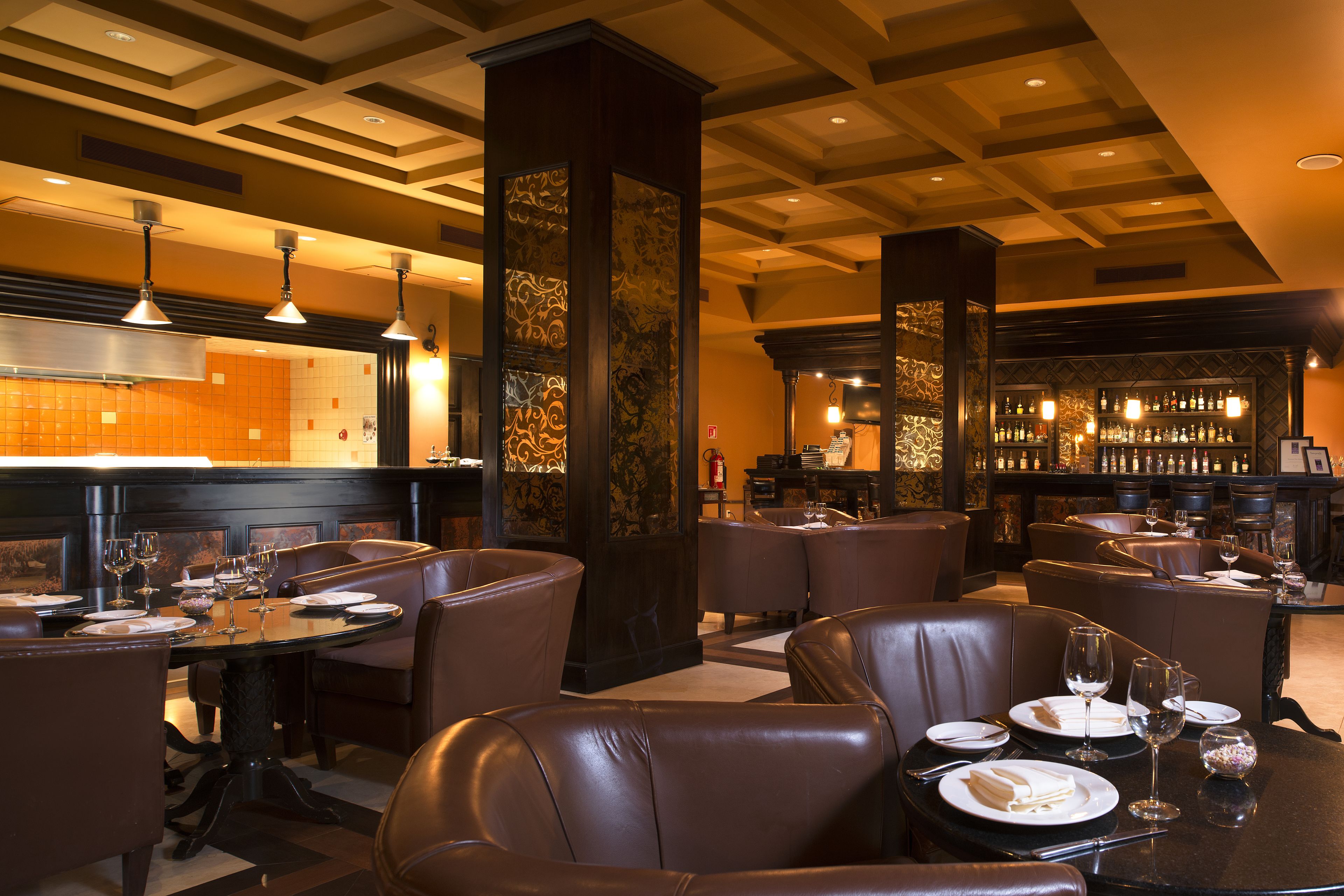 3 restaurants, lunch, dinner served; international cuisine