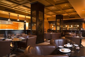 3 restaurants servant le déjeuner, spécialités Cuisine internationale