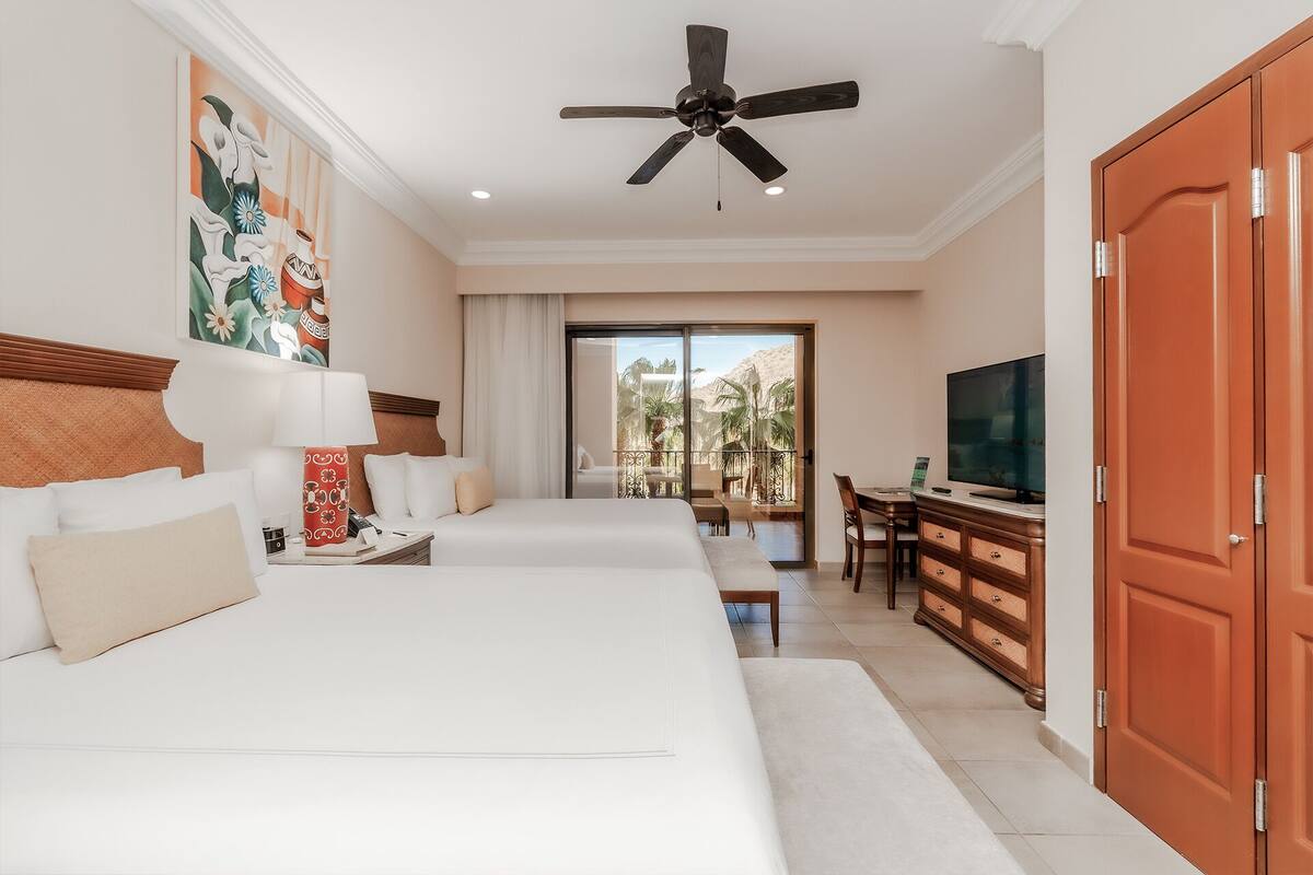 Deluxe Suite | Premium bedding, down comforters, in-room safe, desk