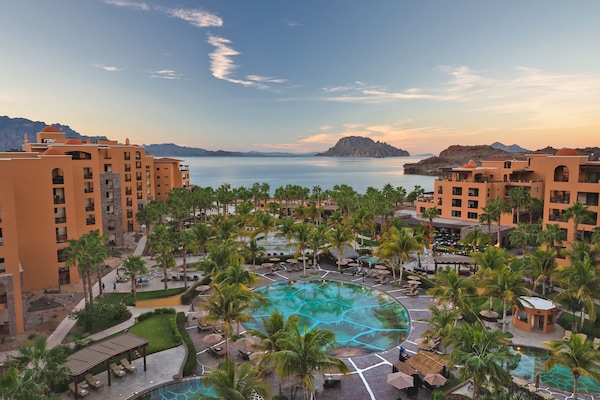 Udendørs pool, åben fra kl. 09.00 til kl. 23.00, parasoller, liggestole