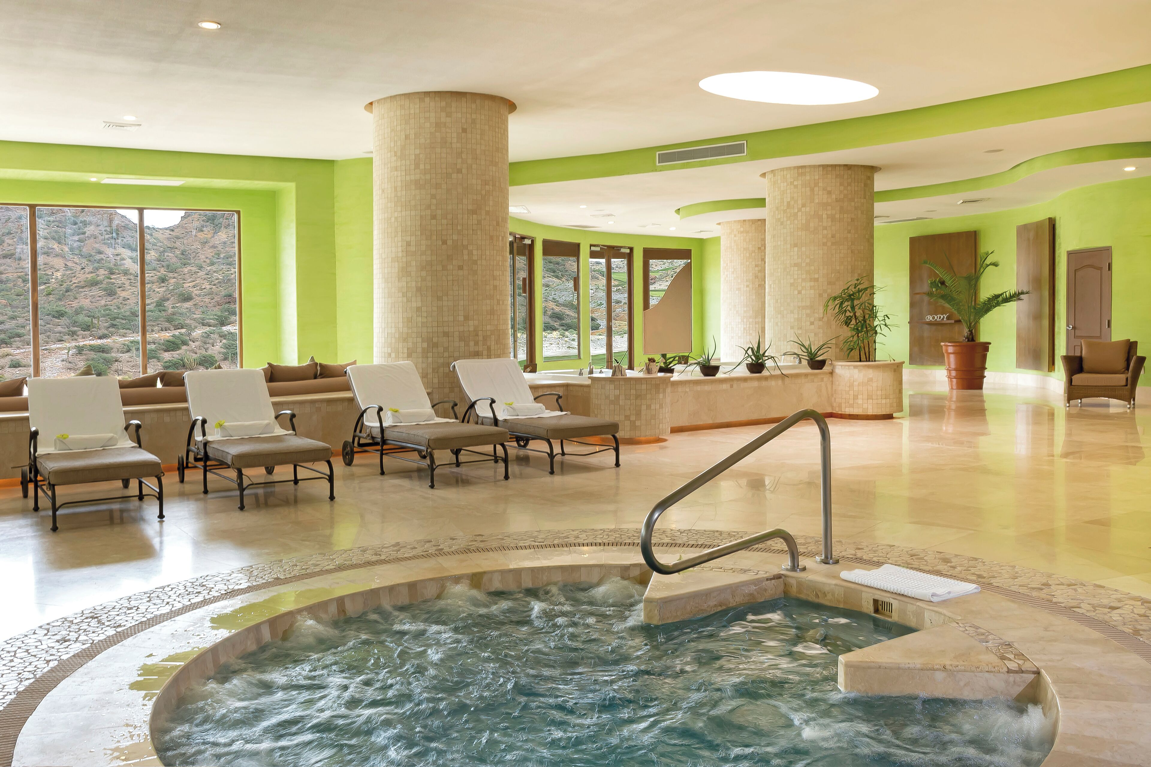 Badstue, boblebad, kroppsbehandlinger, hydroterapi og aromaterapi