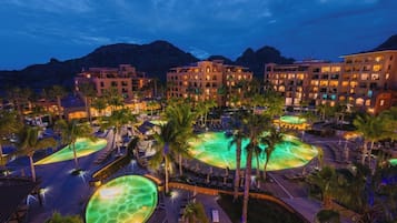 Hồ bơi ngoài trời, mở cửa từ 9:00 đến 23:00, dù/ô trên bãi biển/hồ bơi