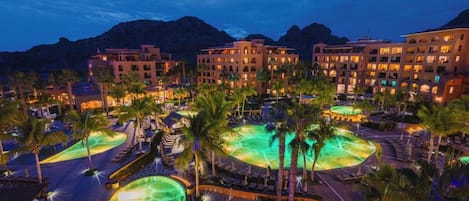 Piscina externa, funciona das 9h às 23h, guarda-sóis, espreguiçadeiras