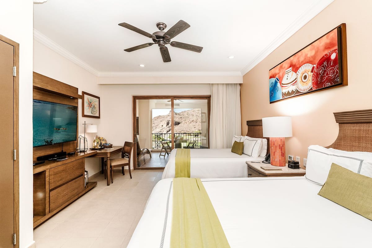 Deluxe Suite Premium Floor | Premium bedding, down comforters, in-room safe, desk