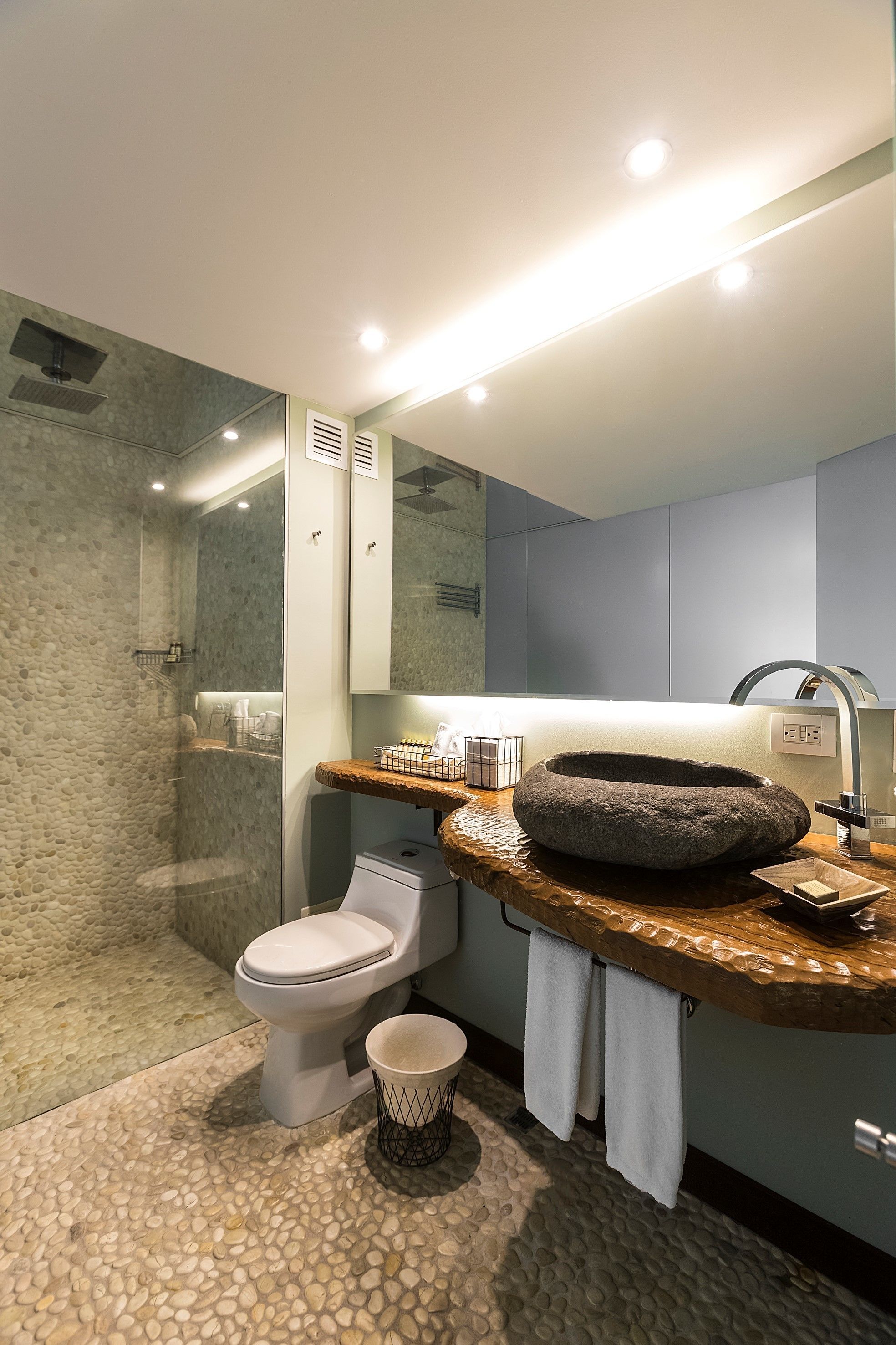 suite, 1 king bed, park view | bathroom | free toiletries, hair dryer, bathrobes, slippers